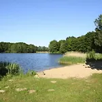 Larsson Mit Sauna Am See, בית נופש