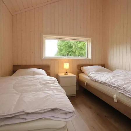 Larsson Mit Sauna Am See, Сasa de vacaciones Dummer