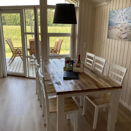 Сasa de vacaciones Larsson Mit Sauna Am See, *