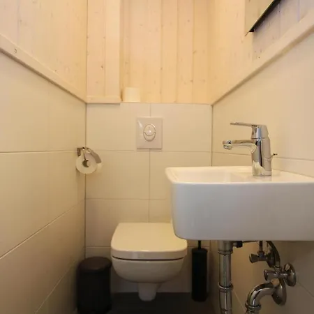 Larsson Mit Sauna Am See, Сasa de vacaciones Dummer